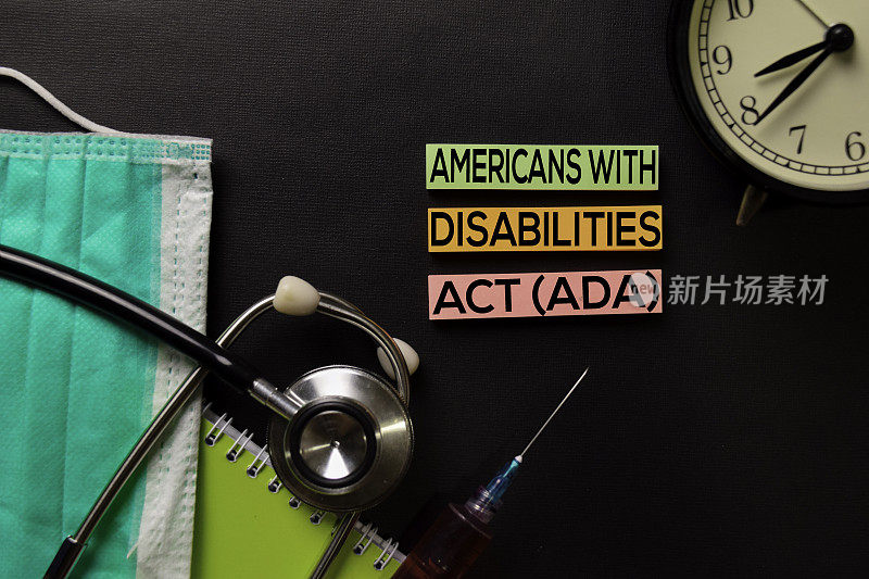 美国残疾人Atc (ADA)文本在顶视图黑色表格与血液样本和医疗保健/医疗概念。